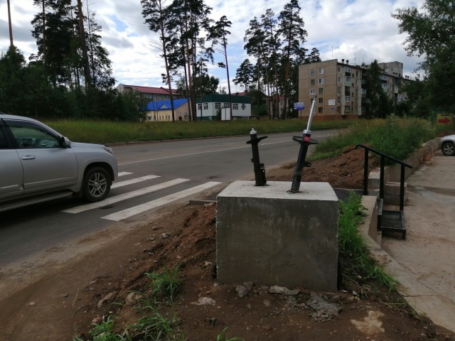 В Братске установили памятник подвеске (3 фото)