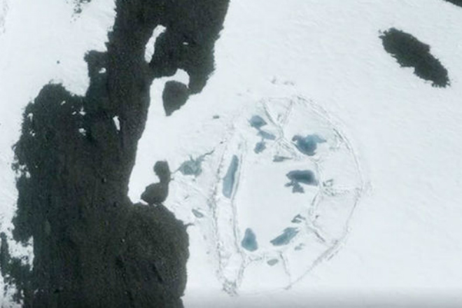 Пирамида в Антарктиде подо льдом (2 фото)