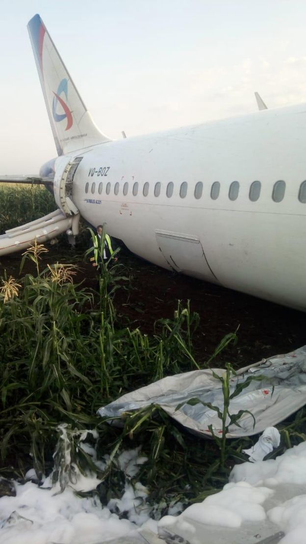 Самолет совершил экстренную посадку в поле в Подмосковье (4 фото)