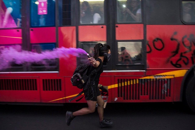 В Мексике прошла масштабная акция протеста против полицейского(8 фото)