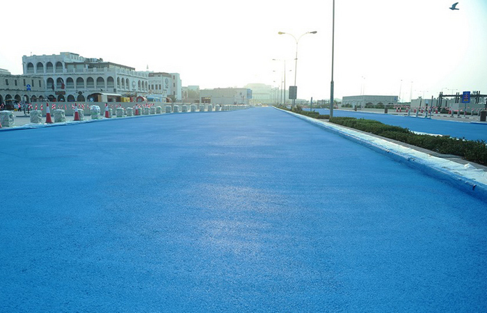 Почему в Катаре красят асфальт в голубой цвет? (4 фото)
