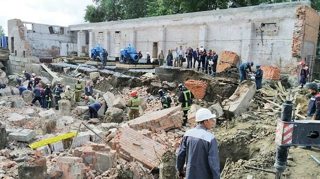 В Новосибирске стена обрушилась на рабочих (4 фото)