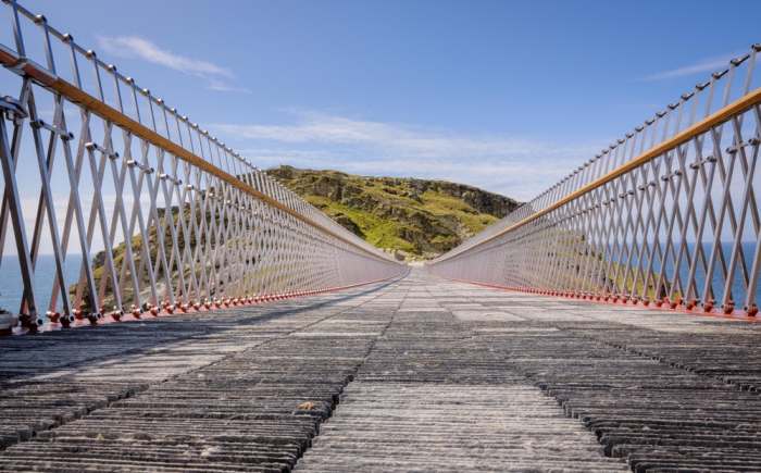 Пешеходный мост над пропастью в Англии без опор и с просветом (10 фото