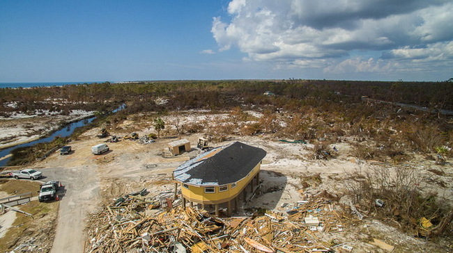 Ураган 5-й категории не смог разрушить круглые деревянные дома(3 фото)