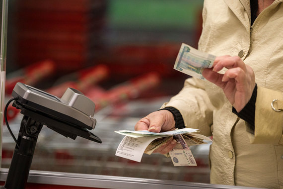 Россияне смогут снимать деньги в кассах супермаркетов (2 фото)