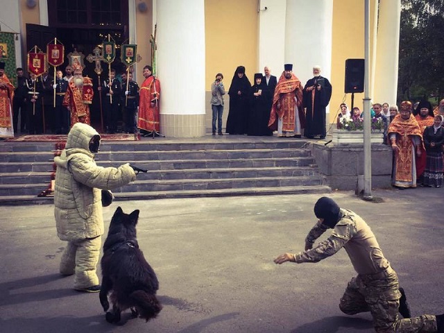 На церковном празднике выступили силовики и казаки (10 фото)