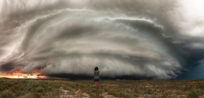 Женщину фотографируют на фоне торнадо (13 фото)