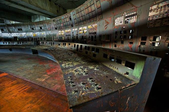 В Чернобыле для туристов открыт зал управления (8 фото)