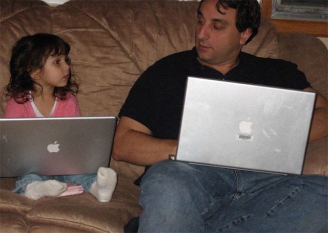 Мужчина делает одинаковые фото с дочерью с 2007 года (4 фото)