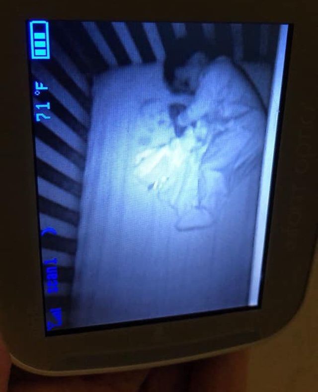 Американка увидела призрак младенца в кроватке сына (2 фото)