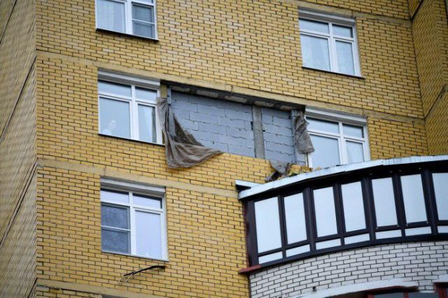 В Екатеринбурге ветер снес часть стены новостройки (6 фото)