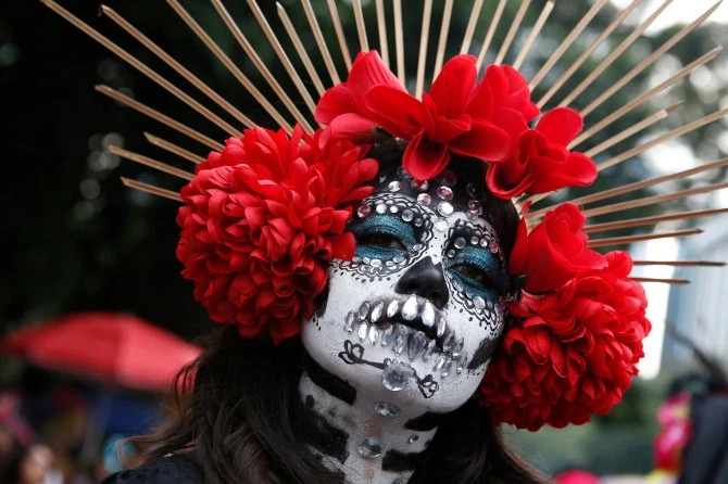 В Мексике провели праздничный парад ко Дню мертвых (13 фото)