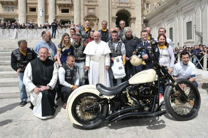 Harley-Davidson, подписанный Папой Римским, продали с аукциона (8 фот
