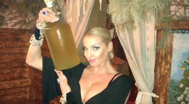 Волочкова показала свой фирменный напиток для похудения (3 фото)