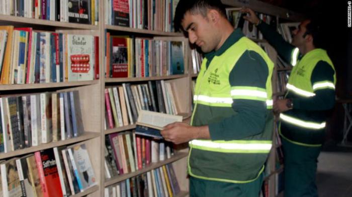 Сборщики мусора открыли библиотеку из выброшенных книг (4 фото)