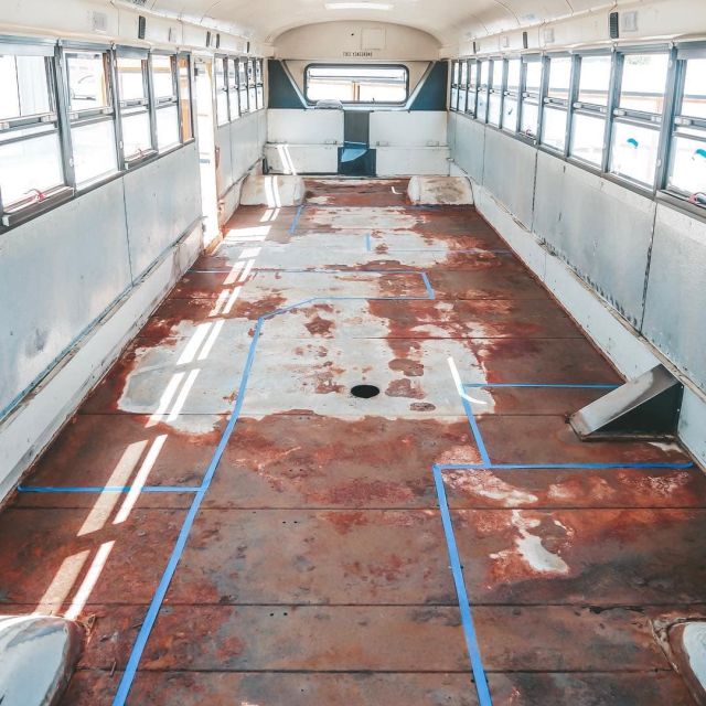 Семья из США переделала школьный автобус в дом мечты (17 фото)