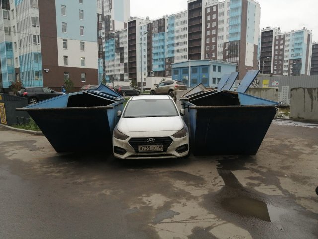 Мусоровоз наказал за неправильную парковку (2 фото)