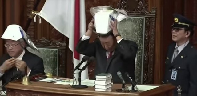 Депутатам в Японии выдали шлемы—теперь они похожи на самураев (5 фото)