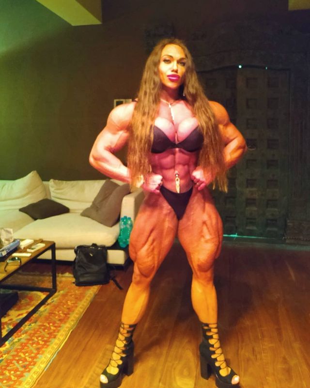 Наталья Кузнецова - чемпионка по бодибилдингу, чьи мышцы больше, чем у ее мужа (15 фото)