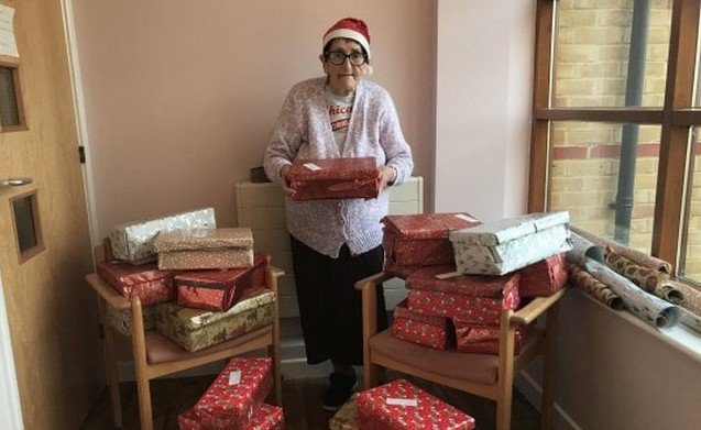 80-летняя бабушка решила поработать Санта-Клаусом (2 фото)