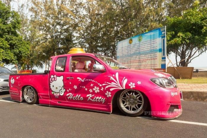 Toyota Hilux Vigo — передвижной бар Hello Kitty (8 фото)