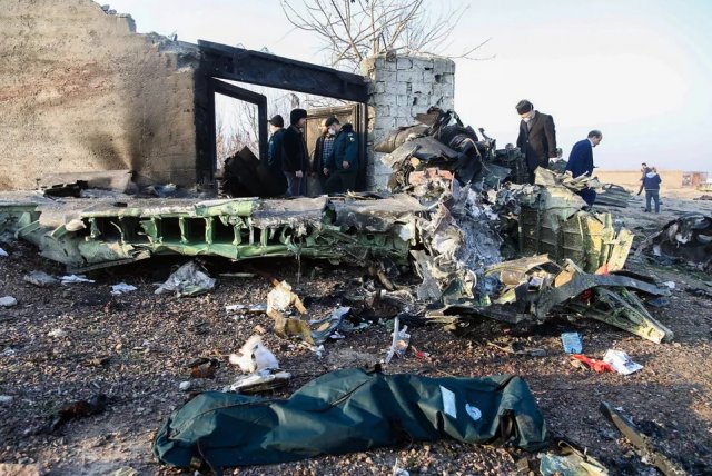 Украинский Boeing загорелся до столкновения с землей (3 фото)