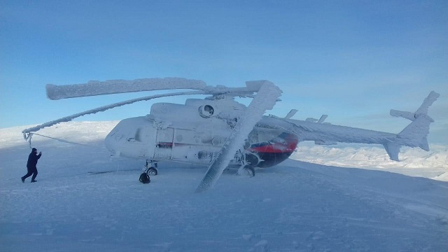 На Камчатке вертолет полностью обледенел из-за холода (фото)