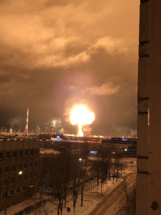 На нефтеперерабатывающем заводе "Лукойла"произошел взрыв (4 фото)