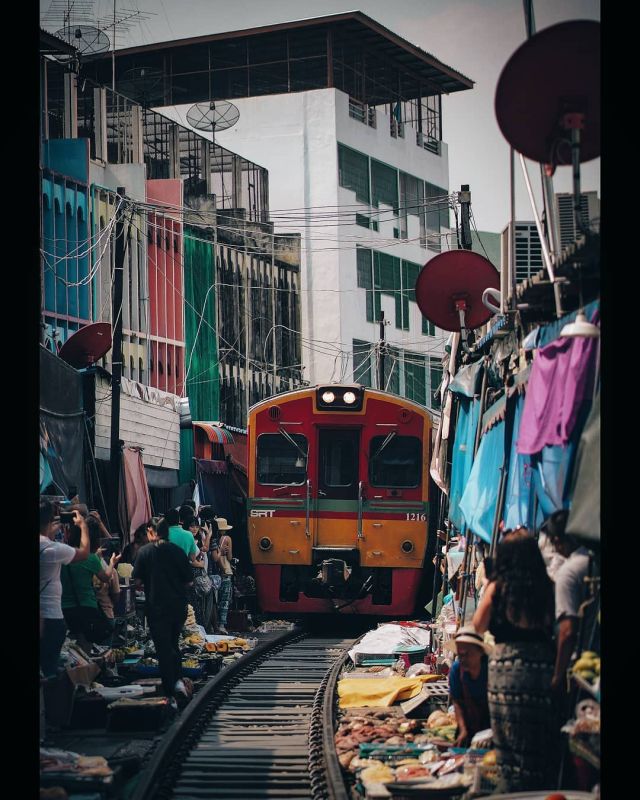 Меклонг - удивительный рынок в Таиланде (10 фото)