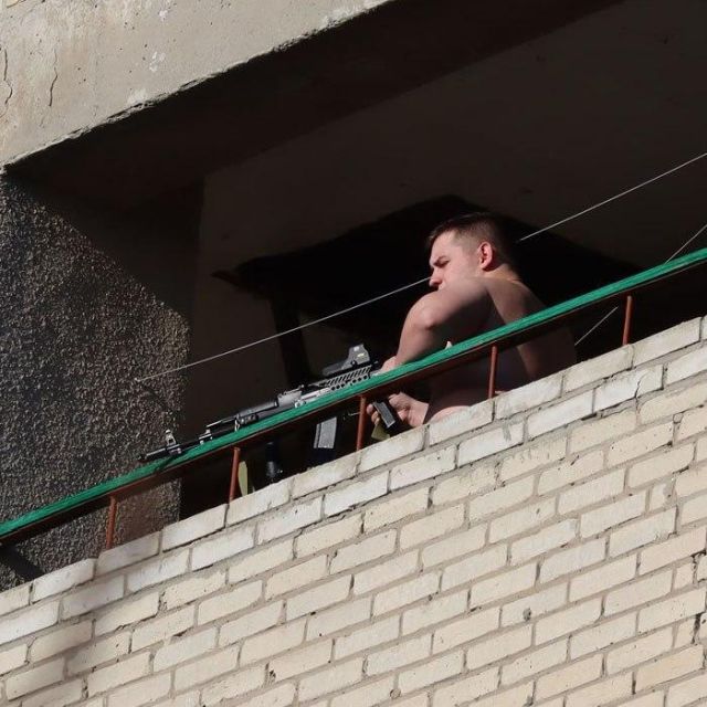 В Таганроге два"снайпера"стреляли по людям и машинам с балкона(4 фото)
