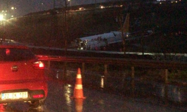 В Стамбуле потерпел крушение самолет (2 фото)