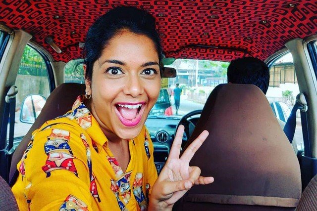 Журналистка два года фотографирует потолки такси в Мумбаи (10 фото)
