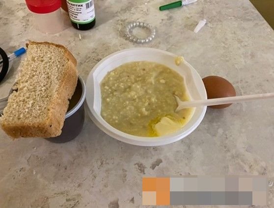 Что едят в больницах, где содержат людей с коронавирус? (15 фото)