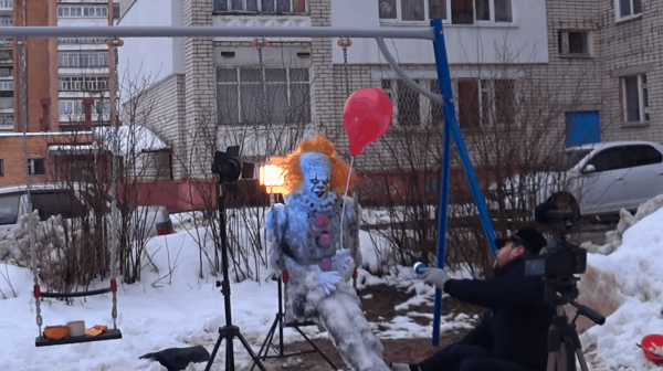 Художник из Сарова слепил снеговика во дворе (10 фото)