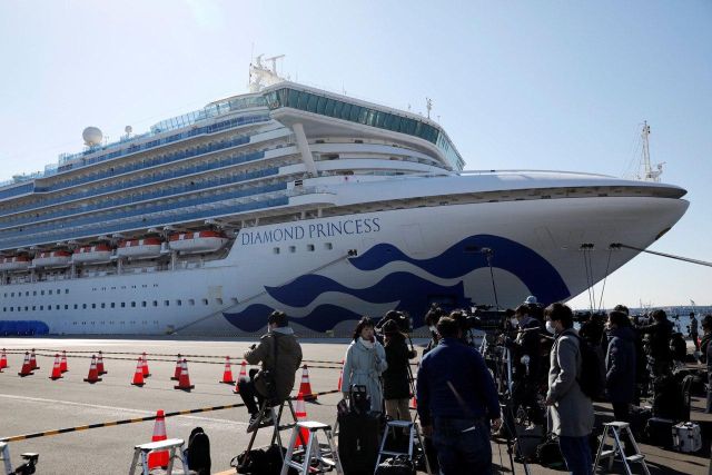 C лайнера Diamond Princes в Японии начали эвакуировать людей (фото)