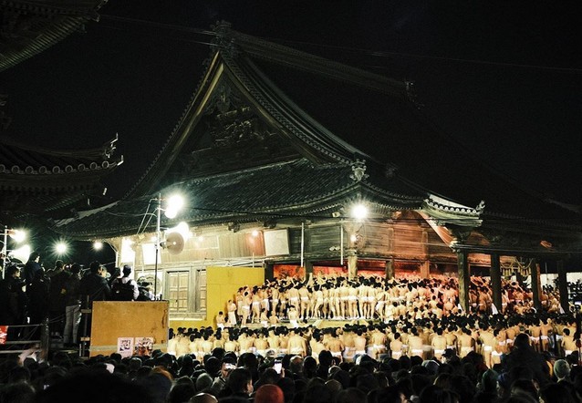 10 тысяч голых японцев собрались у храма во время фестиваля (11 фото)