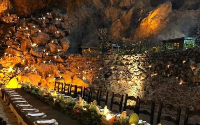 Ресторан, расположенный в древней пещере (9 фото)