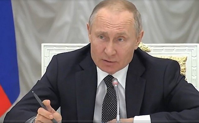 Владимир Путин хочет запретить чиновникам иметь активы (3 фото)