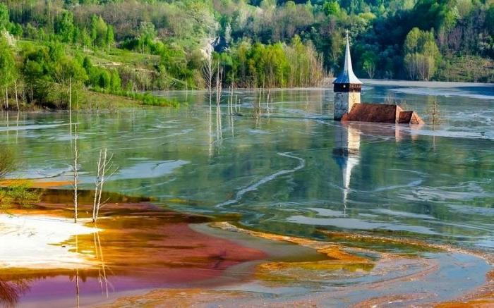 Токсичное озеро, образовавшееся на месте румынской деревни (10 фото)