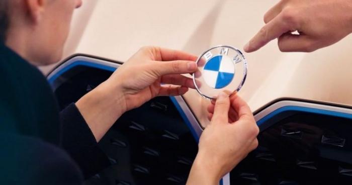 Логотип BMW получил самое радикальное изменение более чем за 100 лет