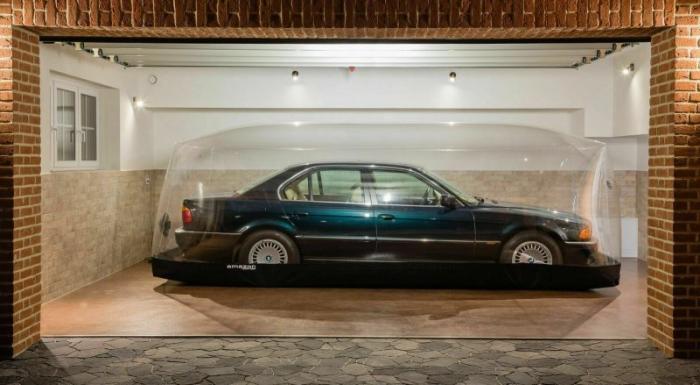 Законсервированная на 23 года в пузыре BMW 740i на продажу (12 фото)