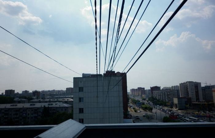 Для чего нужны провода между жилыми домами (5 фото)
