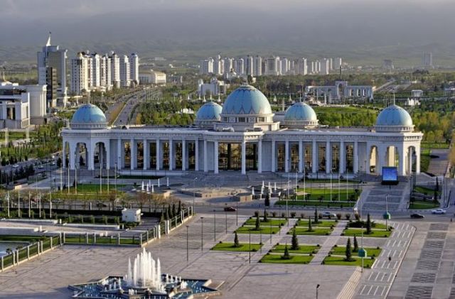 В Туркменистане нашли идеальный способ борьбы с коронавирусом (2 фото)