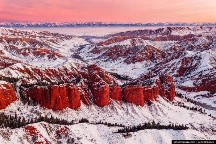 Красные скалы посреди снега (15 фото)
