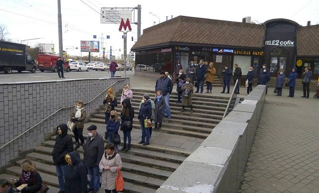 В Москве из-за проверки пропусков образовались очереди (4 фото)