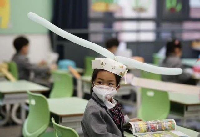 В Китае открылись школы, как научить детей держать дистанцию (2 фото)