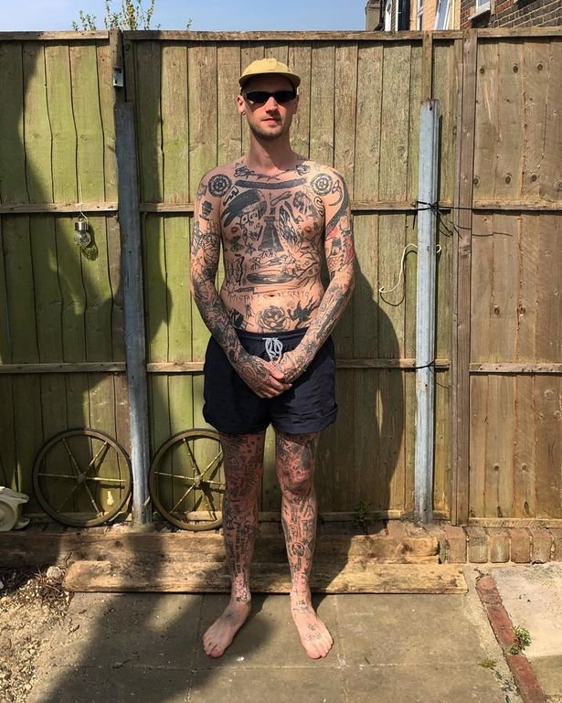 Крис Вудхед делал по татуировкe каждый день,сидя на карантине(10 фото)