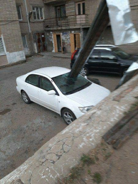 Ураган в Чите: порывами ветра уносит гаражи и сносит крыши (2 фото)