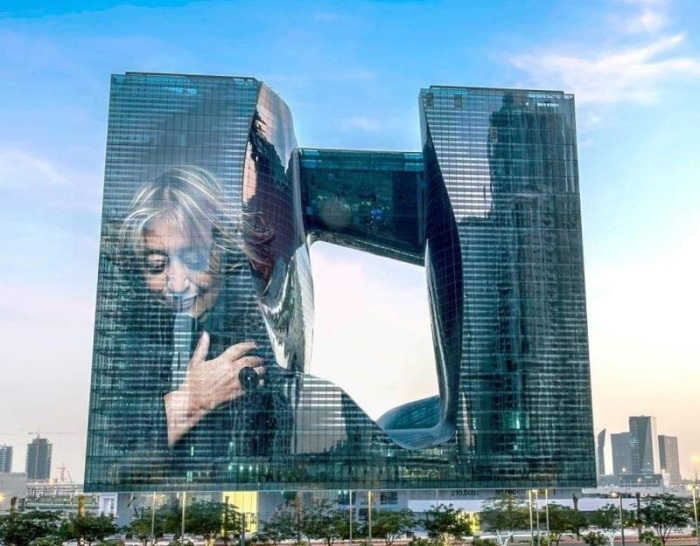 В Дубае построили отель, спроектированный Захой Хадид (12 фото)