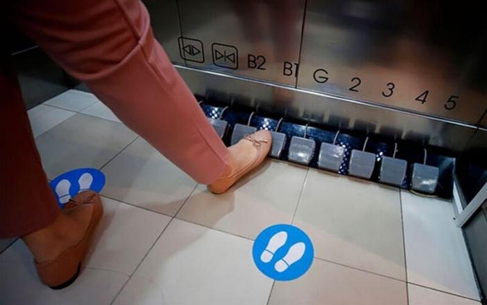 Торговый центр в Таиланде установил педали в лифтах (5 фото)